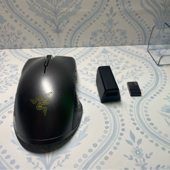 Razer Black Mouse with Vibrant Green Accents - Picture 6 of 9